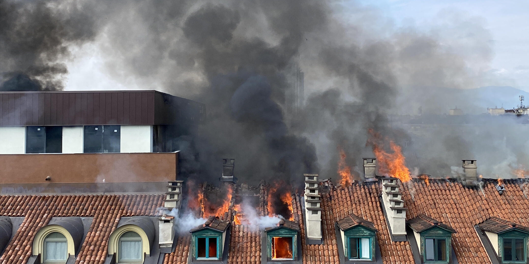 Incendio in centro Torino, fiamme su palazzo