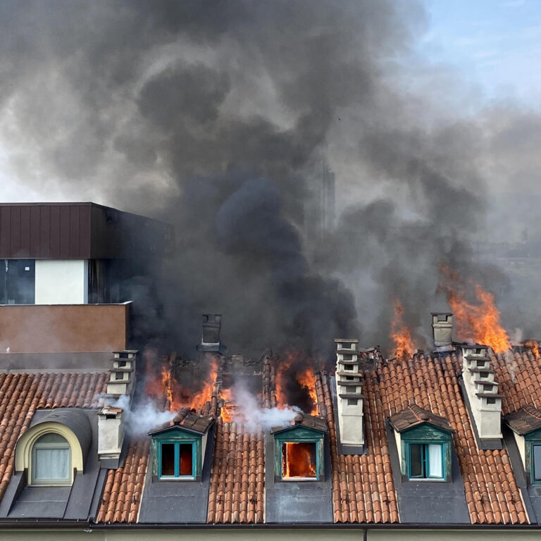 Incendio in centro Torino, fiamme su palazzo